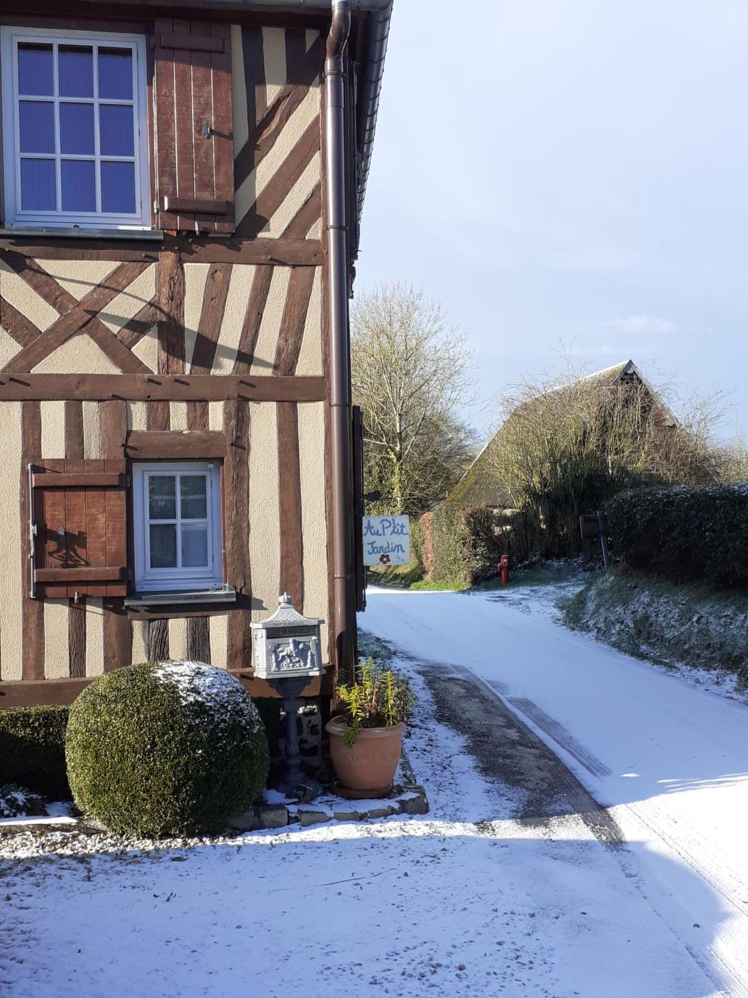 Hotel Au P'Tit Jardin Saint-Sylvestre-de-Cormeilles Esterno foto