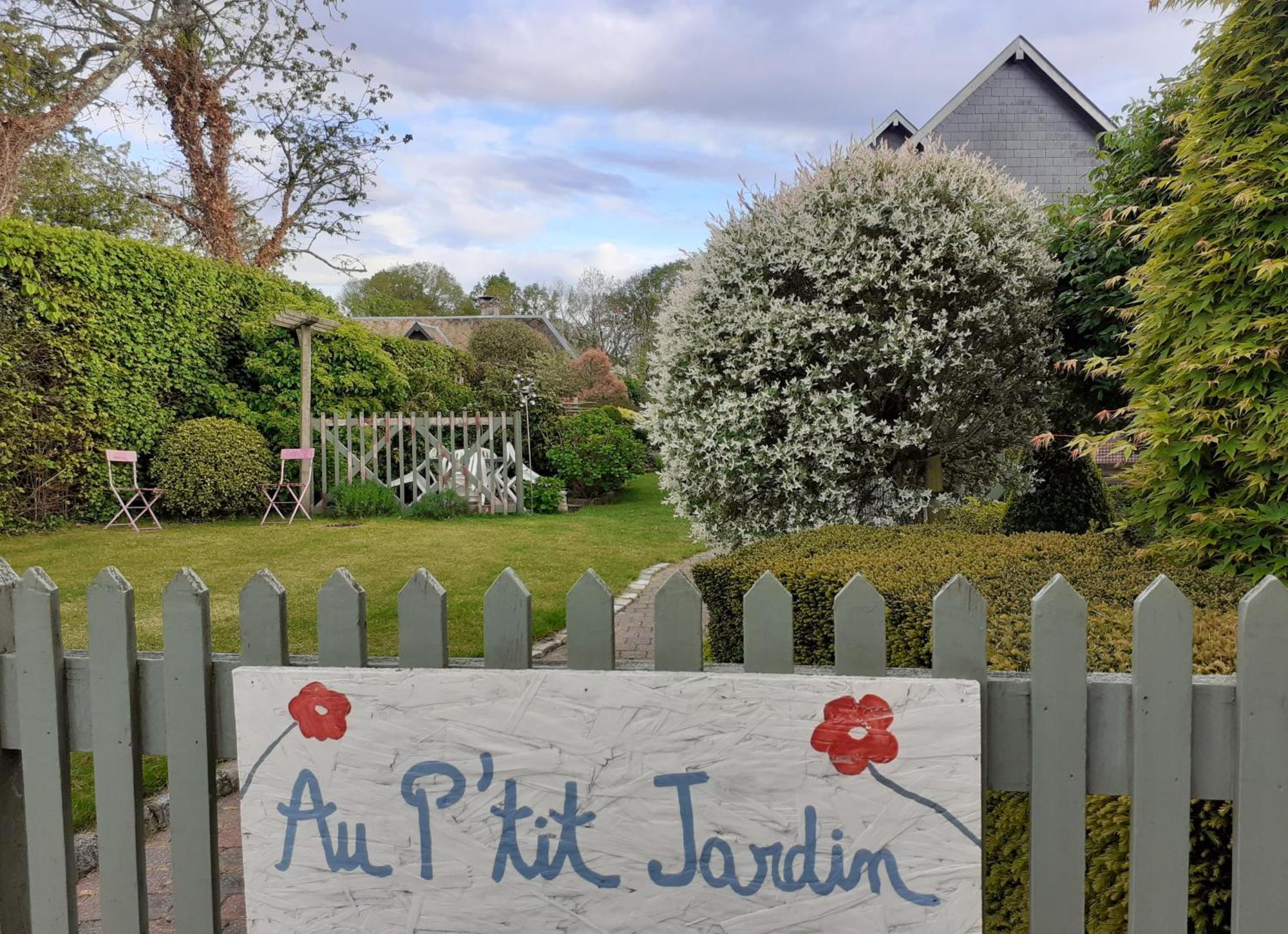 Hotel Au P'Tit Jardin Saint-Sylvestre-de-Cormeilles Esterno foto