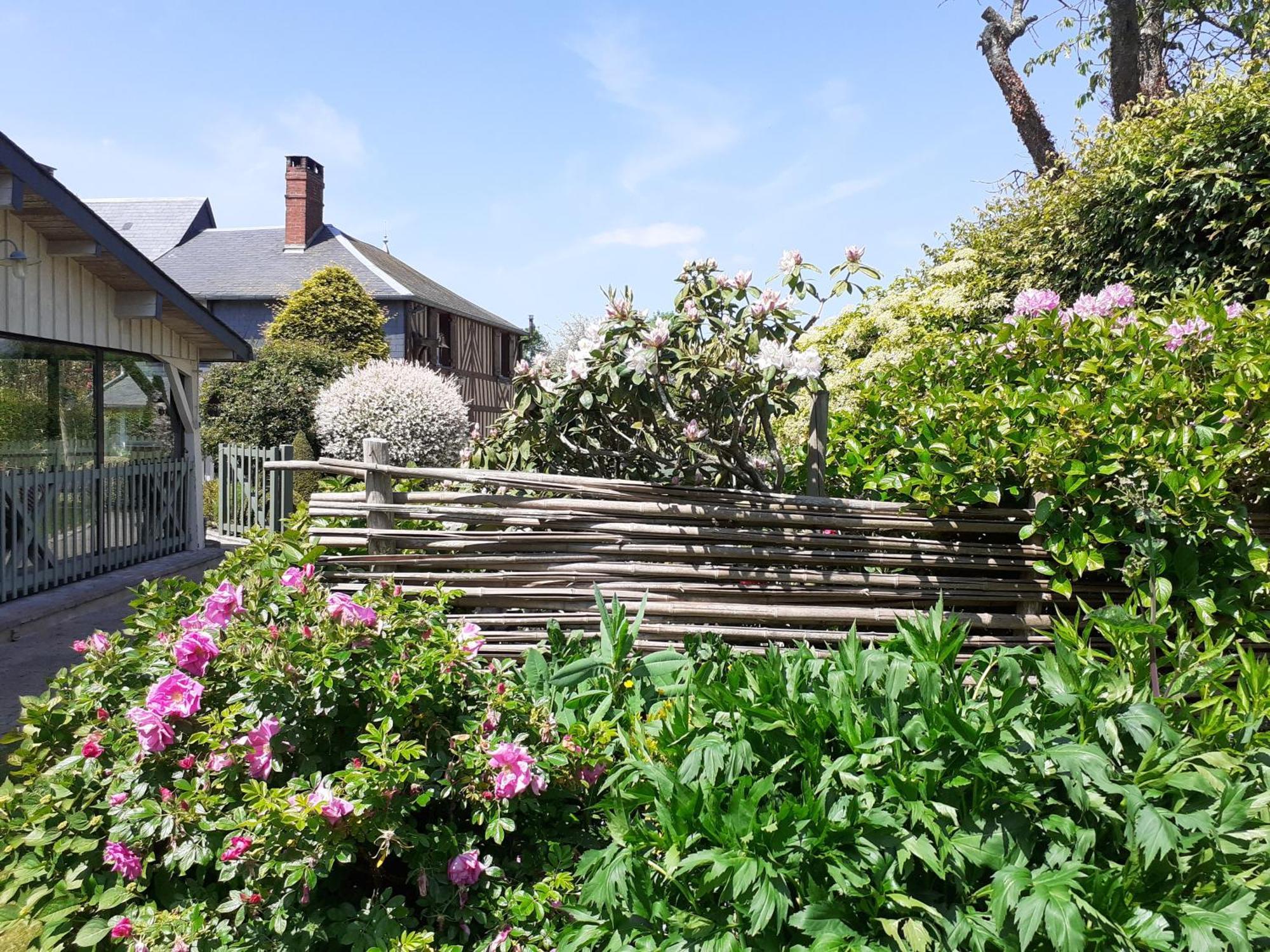 Hotel Au P'Tit Jardin Saint-Sylvestre-de-Cormeilles Esterno foto